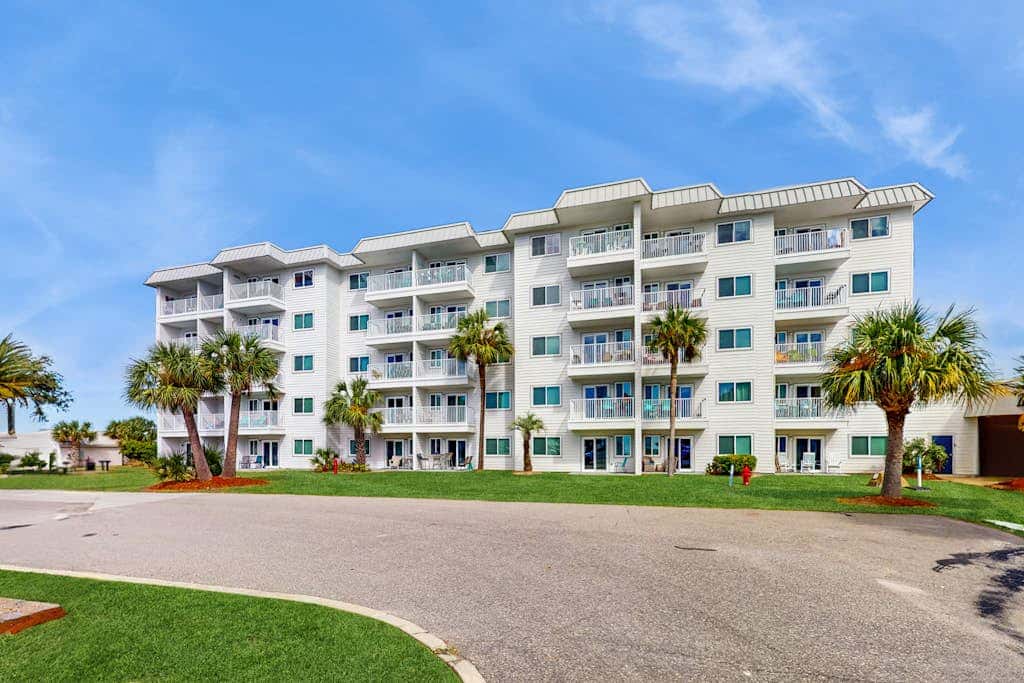 Spacious condo with pools, hot tubs, on-site golf, near beach