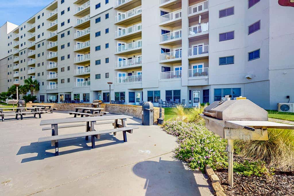 Spacious condo with pools, hot tubs, on-site golf, near beach