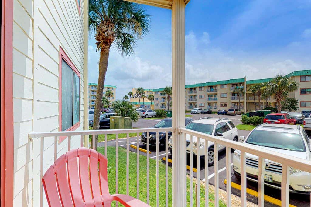 Spacious condo with pools, hot tubs, on-site golf, near beach
