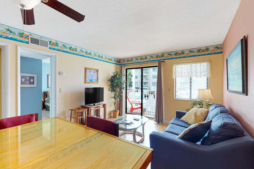 Spacious condo with pools, hot tubs, on-site golf, near beach