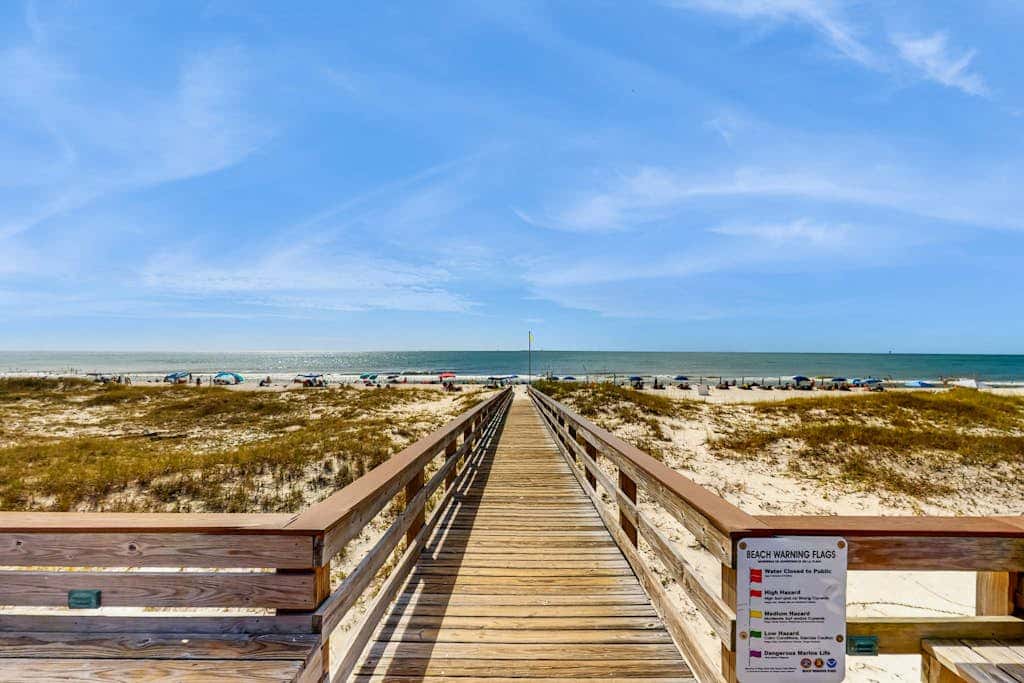 Spacious condo with pools, hot tubs, on-site golf, near beach