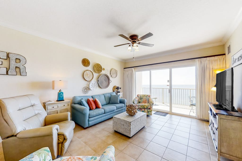 Beachfront 5th-floor condo with balcony, AC, pool, hot tub & view