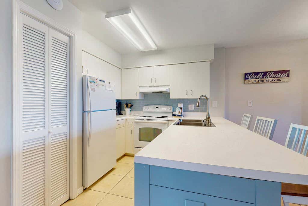 Gulf-view condo in beachfront building with pools, hot tub & tennis