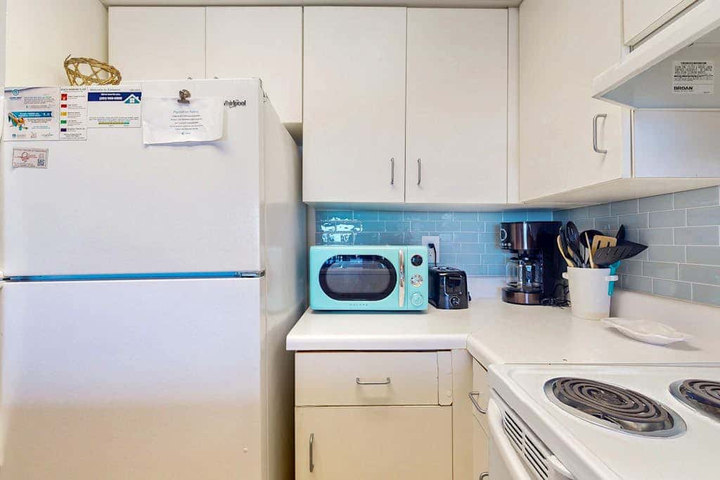 Gulf-view condo in beachfront building with pools, hot tub & tennis
