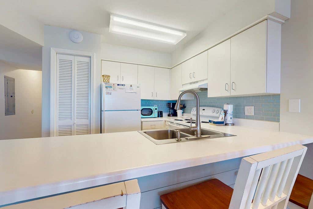 Gulf-view condo in beachfront building with pools, hot tub & tennis