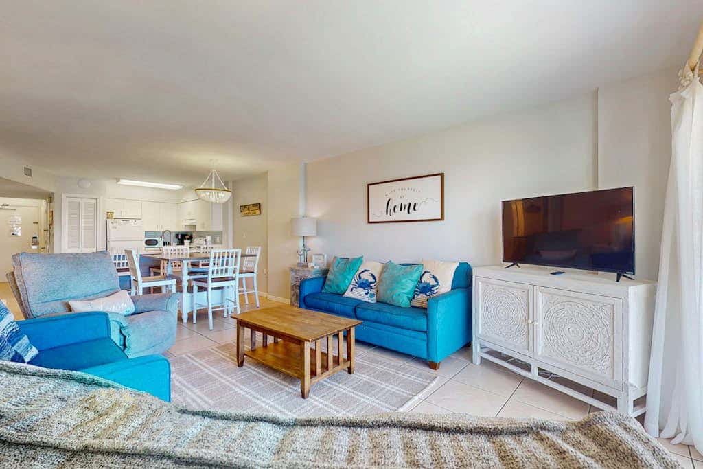 Gulf-view condo in beachfront building with pools, hot tub & tennis