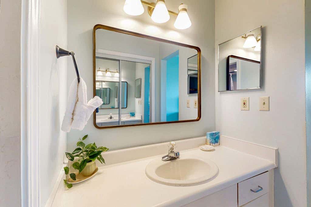 Gulf-view condo in beachfront building with pools, hot tub & tennis