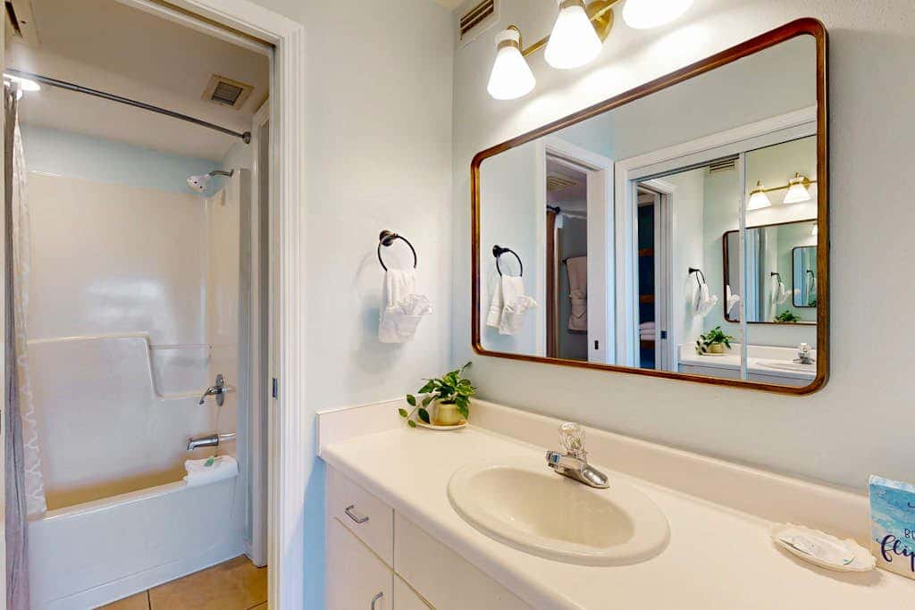 Gulf-view condo in beachfront building with pools, hot tub & tennis