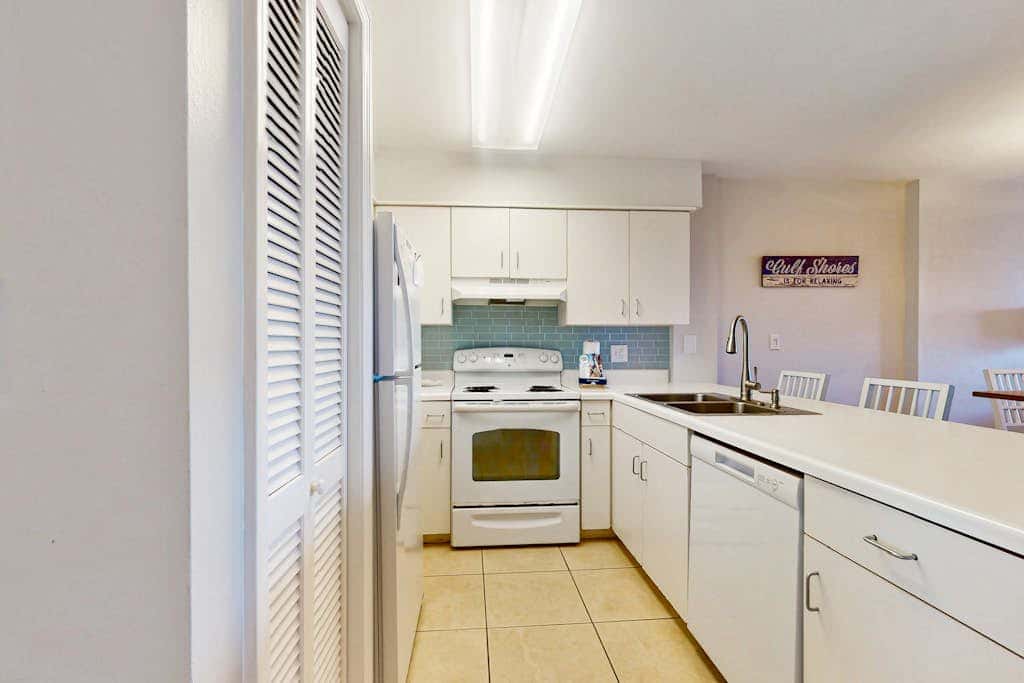 Gulf-view condo in beachfront building with pools, hot tub & tennis