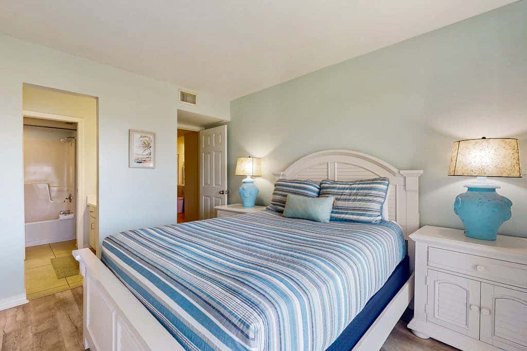Gulf-view condo in beachfront building with pools, hot tub & tennis