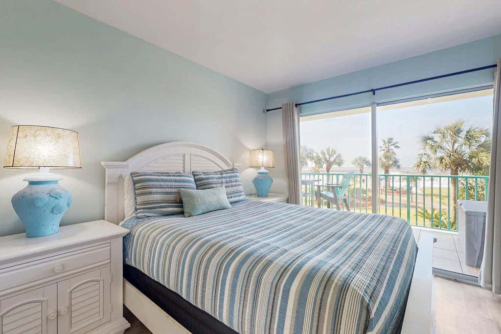 Gulf-view condo in beachfront building with pools, hot tub & tennis