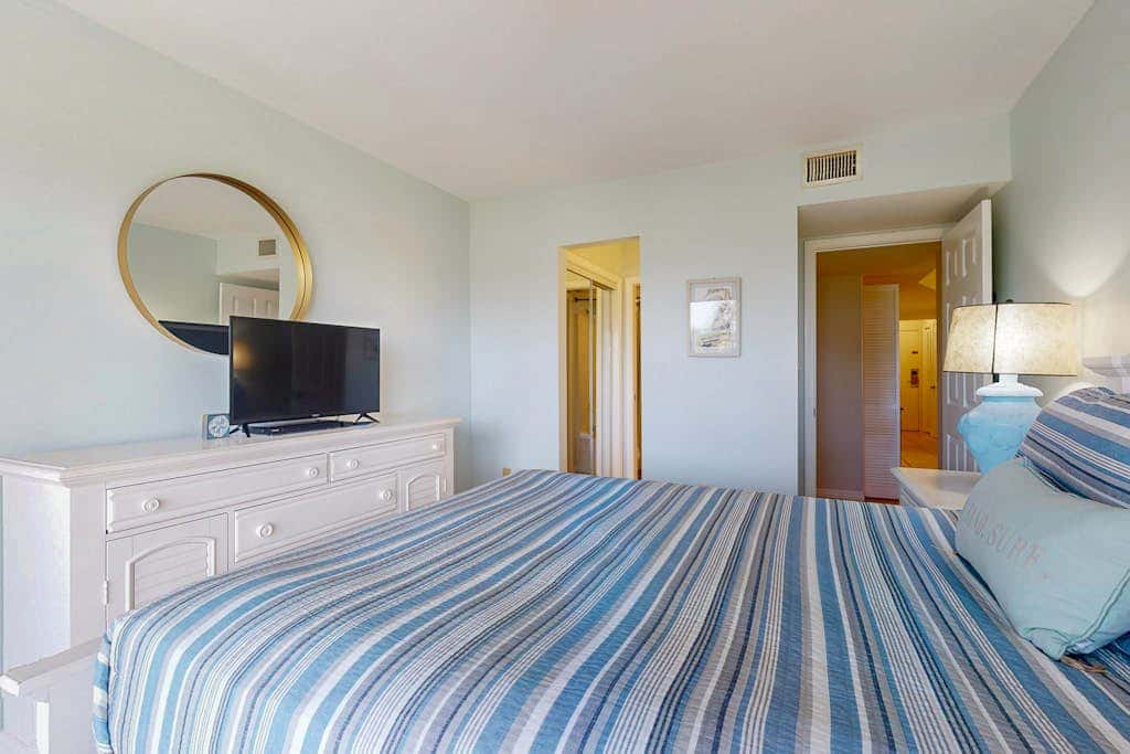 Gulf-view condo in beachfront building with pools, hot tub & tennis