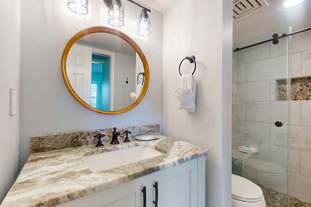 Gulf-view condo in beachfront building with pools, hot tub & tennis