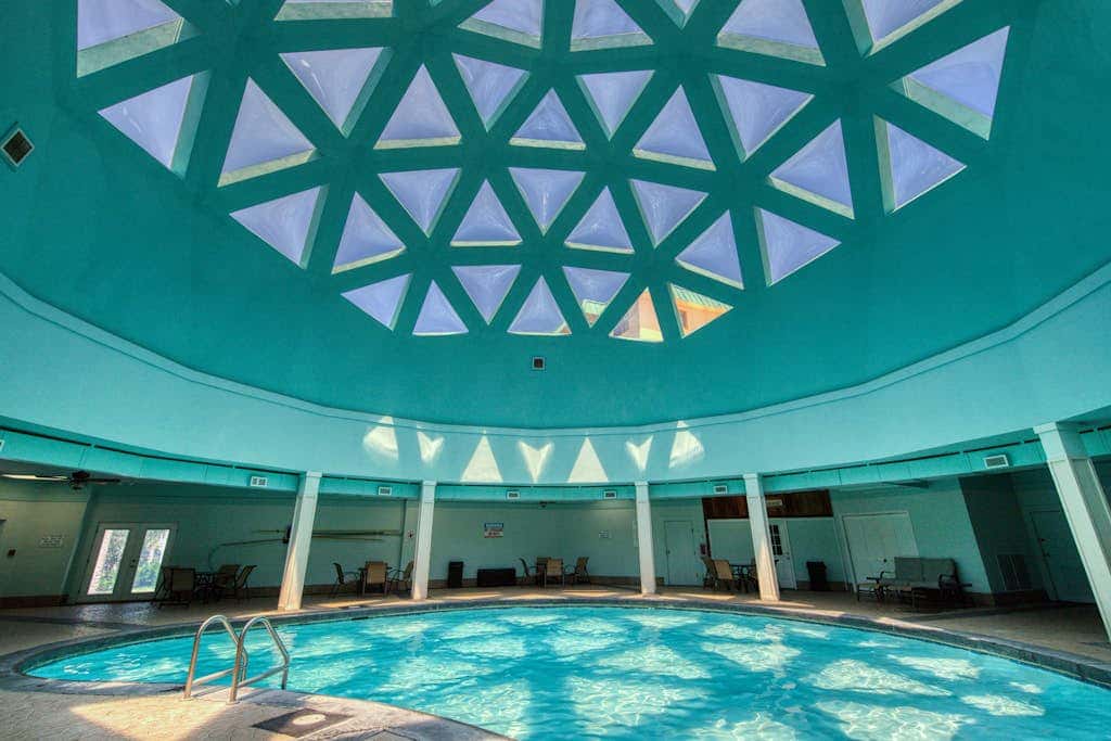 Gulf-view condo in beachfront building with pools, hot tub & tennis