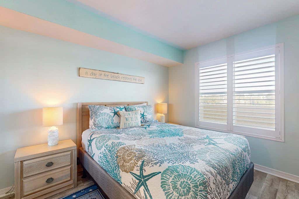 Gulf-view condo in beachfront building with pools, hot tub & tennis