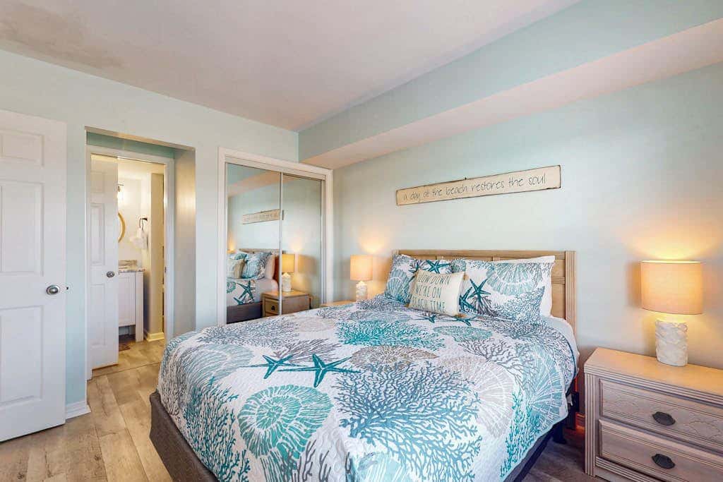 Gulf-view condo in beachfront building with pools, hot tub & tennis