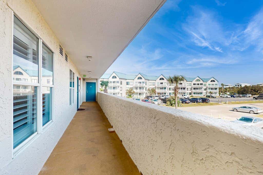 Gulf-view condo in beachfront building with pools, hot tub & tennis