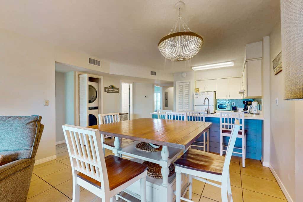 Gulf-view condo in beachfront building with pools, hot tub & tennis