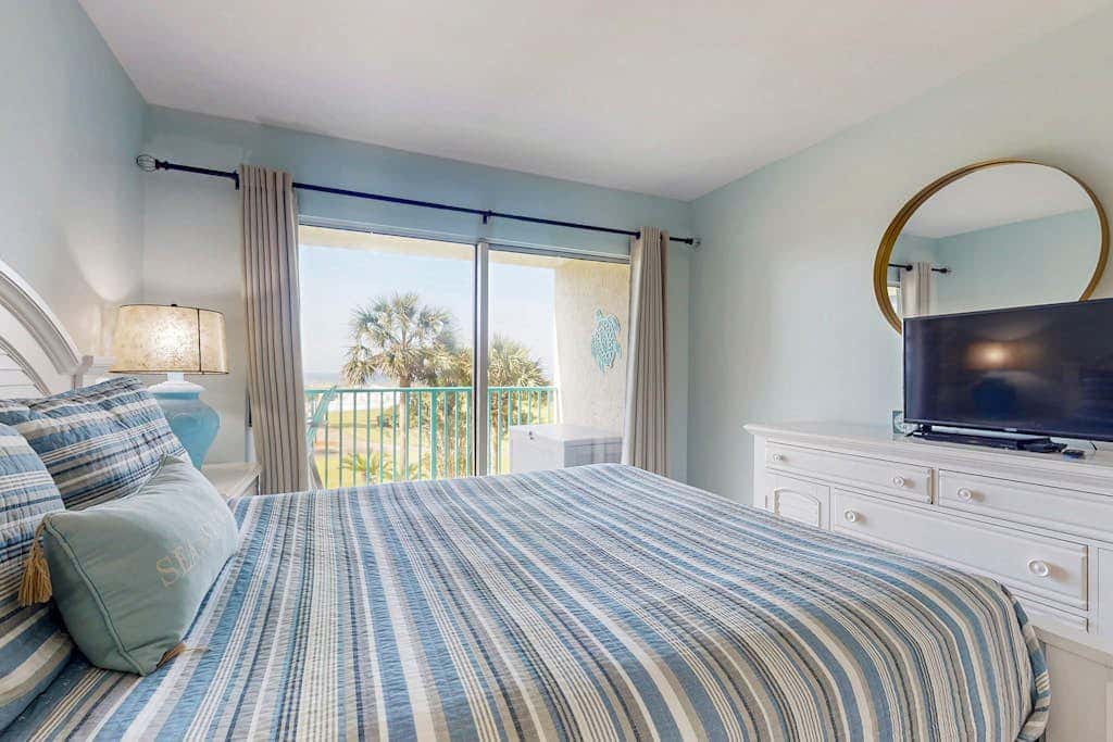 Gulf-view condo in beachfront building with pools, hot tub & tennis