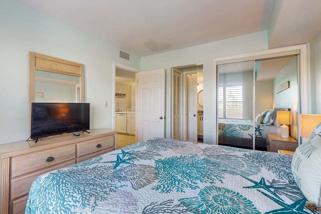 Gulf-view condo in beachfront building with pools, hot tub & tennis
