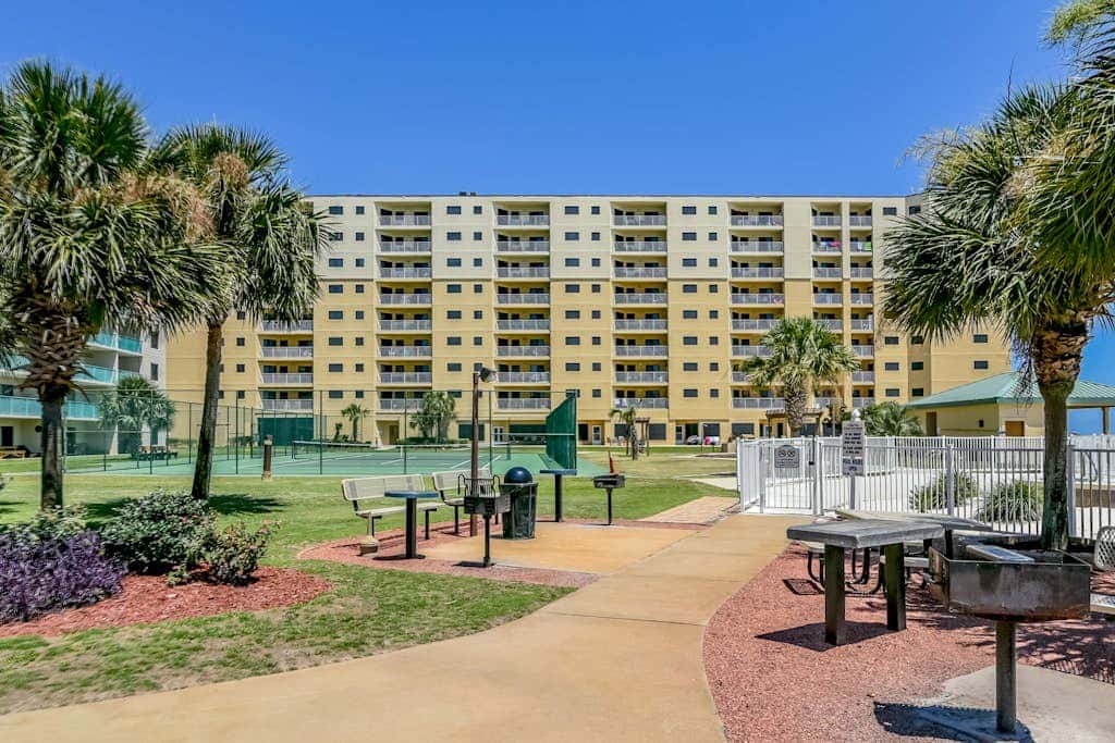 Gulf-view condo in beachfront building with pools, hot tub & tennis