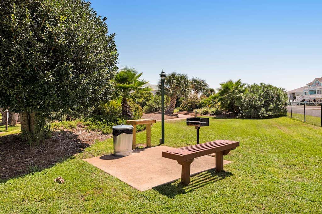 Cozy waterfront getaway with pools, hot tub & tennis courts