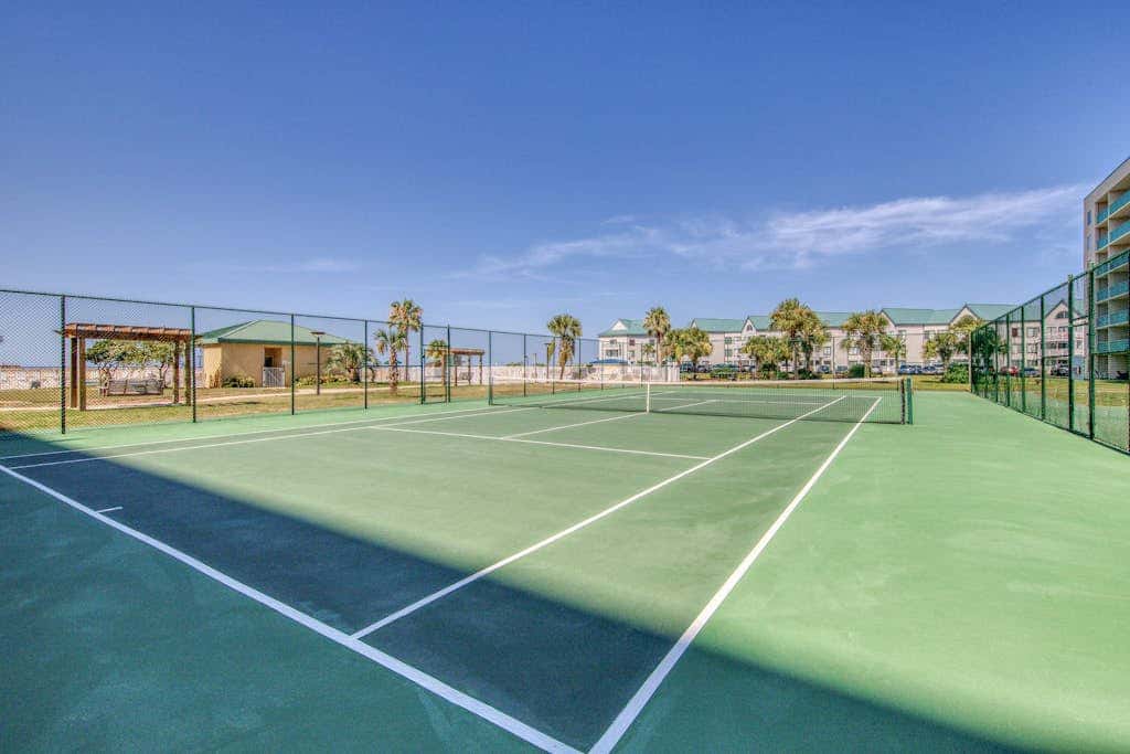 Cozy waterfront getaway with pools, hot tub & tennis courts