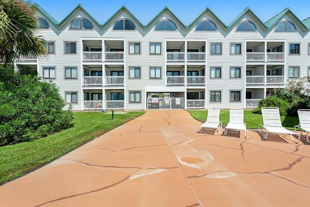Cozy waterfront getaway with pools, hot tub & tennis courts