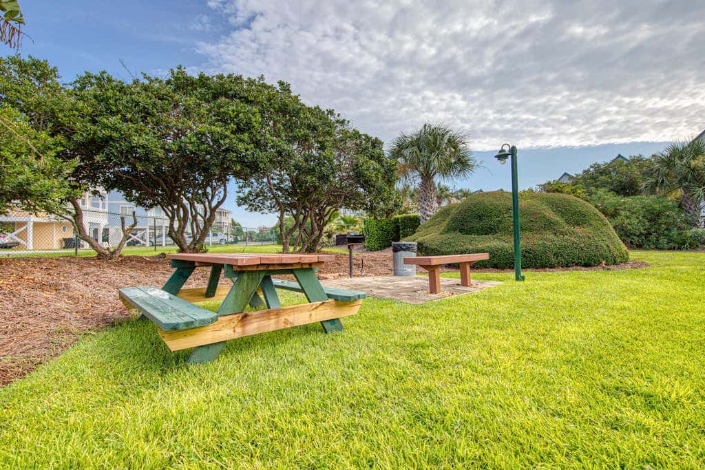 Cozy waterfront getaway with pools, hot tub & tennis courts