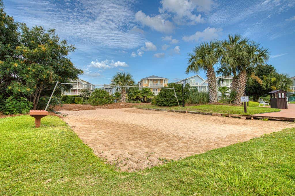 Cozy waterfront getaway with pools, hot tub & tennis courts