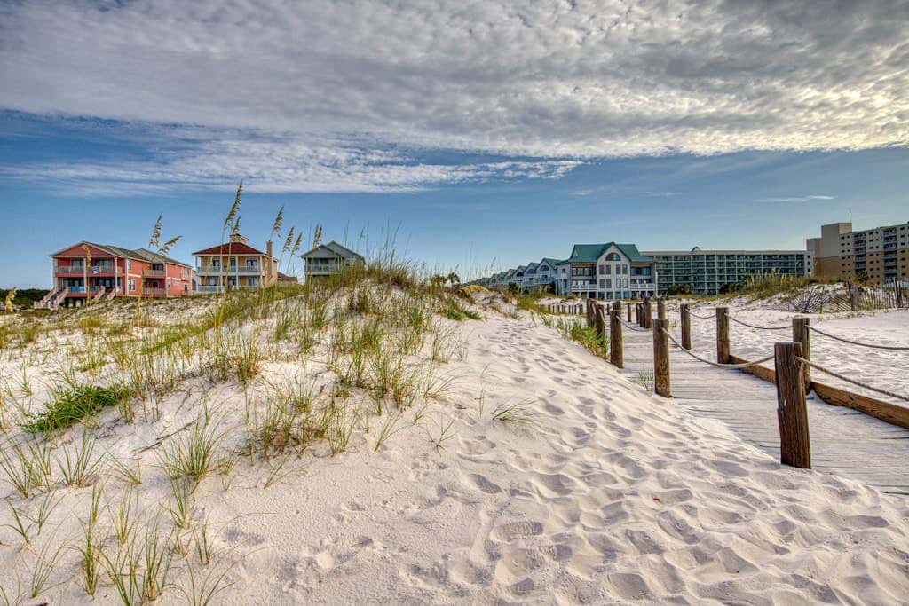 Cozy waterfront getaway with pools, hot tub & tennis courts