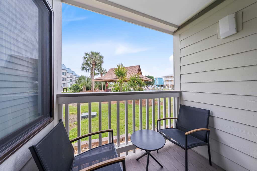 Cozy waterfront getaway with pools, hot tub & tennis courts