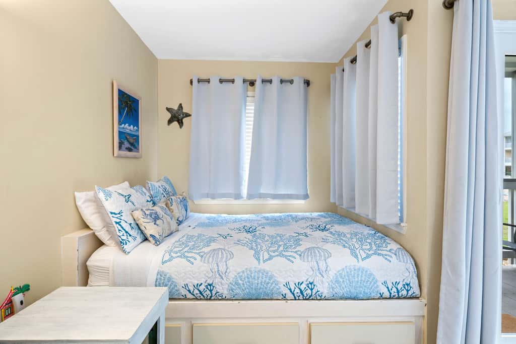 Cozy waterfront getaway with pools, hot tub & tennis courts