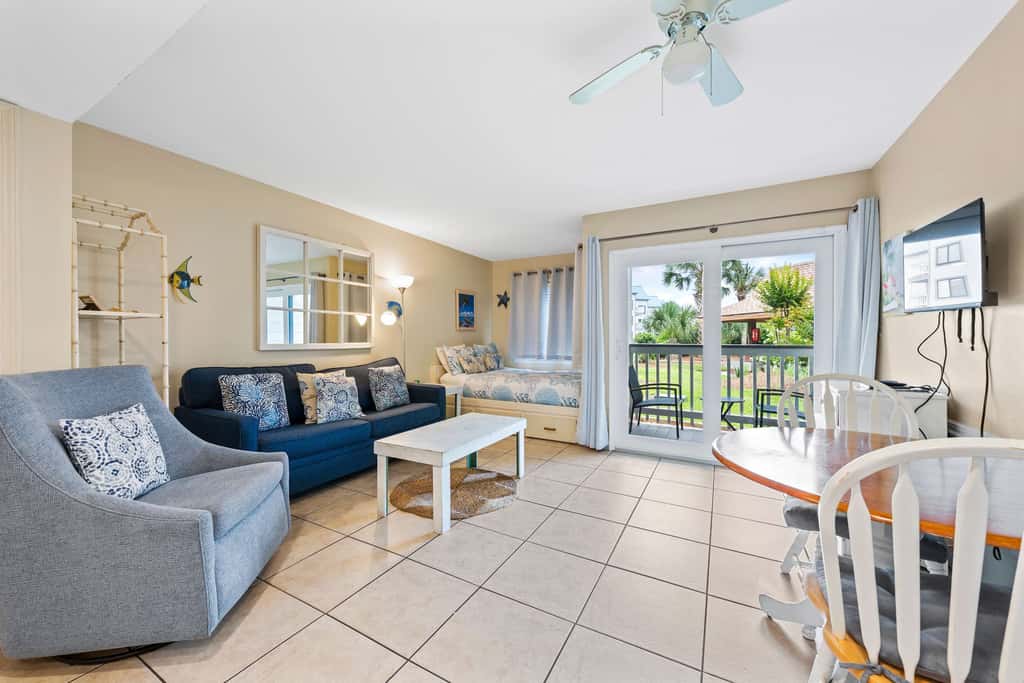 Cozy waterfront getaway with pools, hot tub & tennis courts