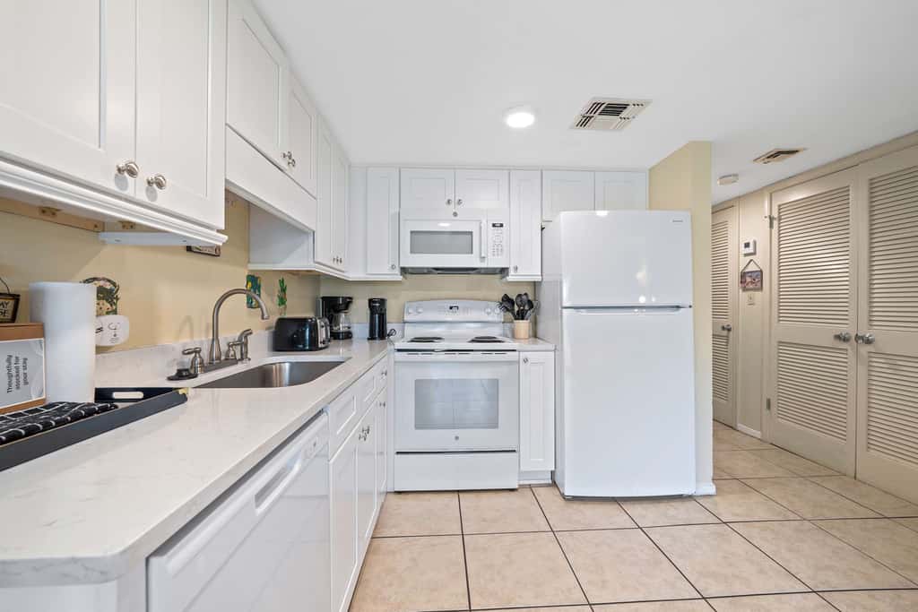 Cozy waterfront getaway with pools, hot tub & tennis courts