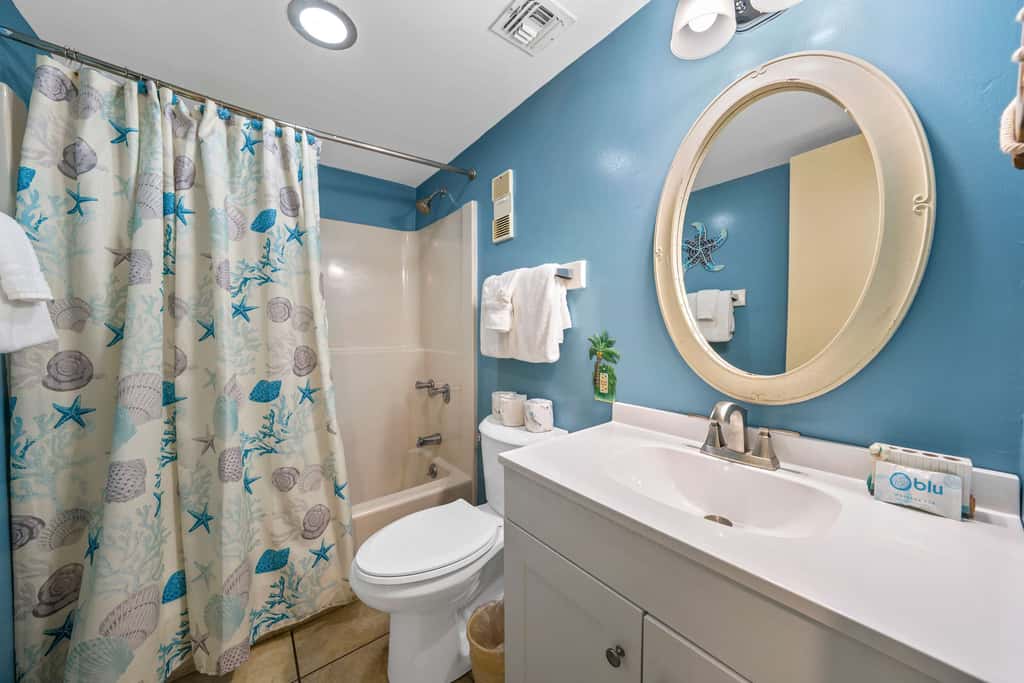 Cozy waterfront getaway with pools, hot tub & tennis courts