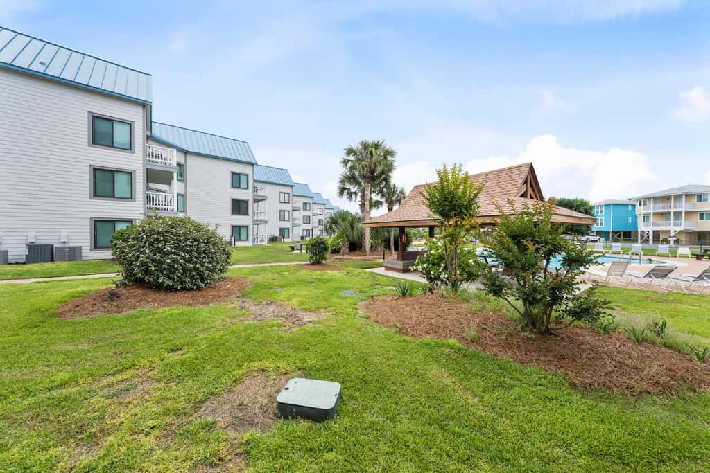 Cozy waterfront getaway with pools, hot tub & tennis courts