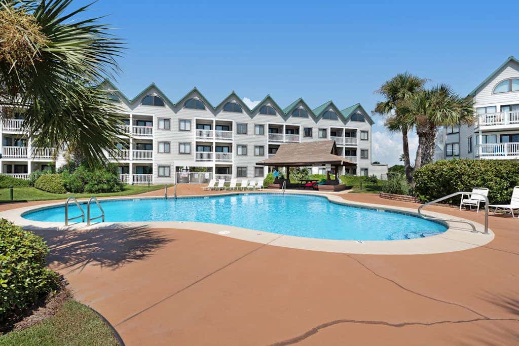 Modern studio with pools, sports courts, a gym & easy beach access