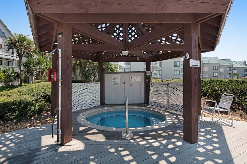 Modern studio with pools, sports courts, a gym & easy beach access