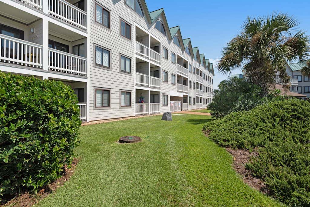 Modern studio with pools, sports courts, a gym & easy beach access