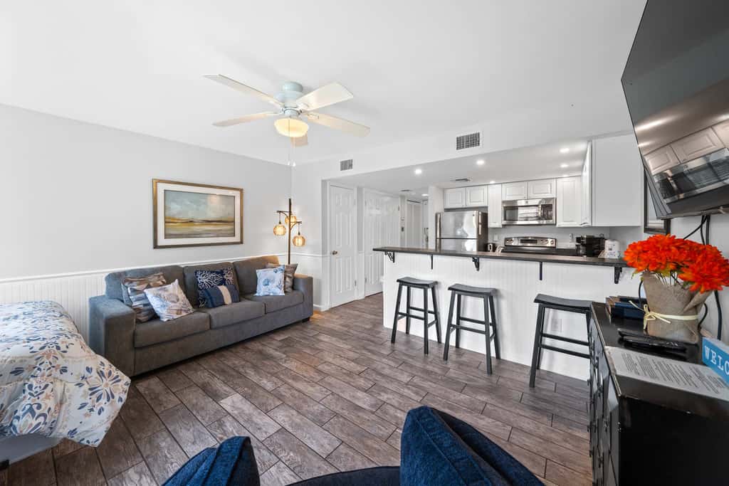 Modern studio with pools, sports courts, a gym & easy beach access