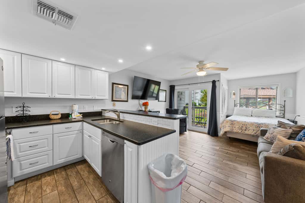 Modern studio with pools, sports courts, a gym & easy beach access