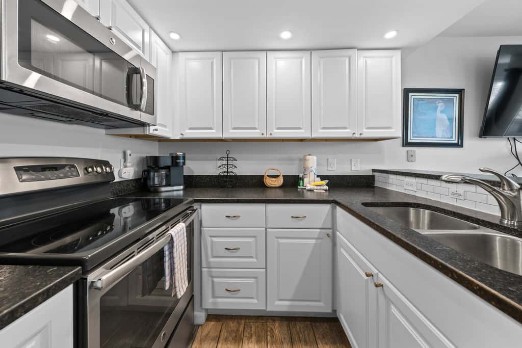 Modern studio with pools, sports courts, a gym & easy beach access