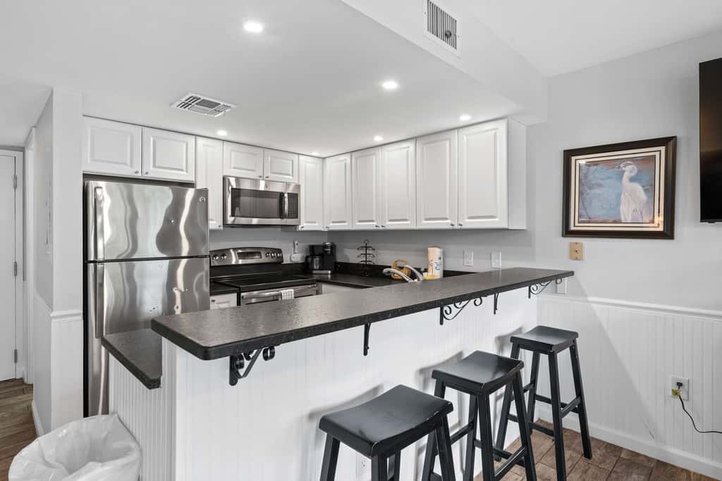 Modern studio with pools, sports courts, a gym & easy beach access