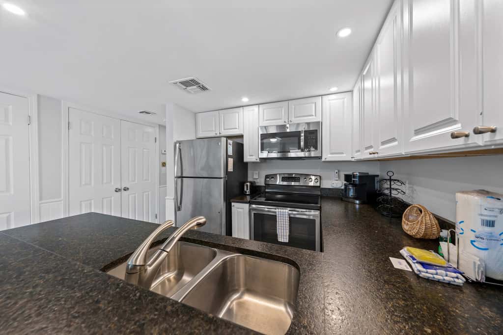 Modern studio with pools, sports courts, a gym & easy beach access