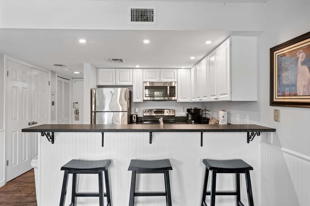 Modern studio with pools, sports courts, a gym & easy beach access