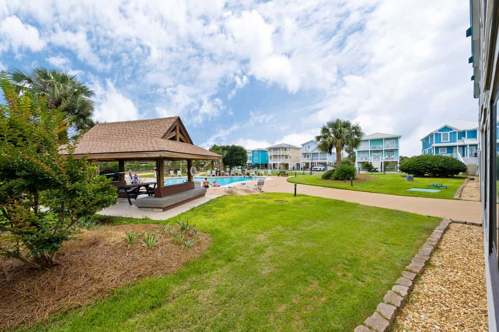 Modern studio with pools, sports courts, a gym & easy beach access
