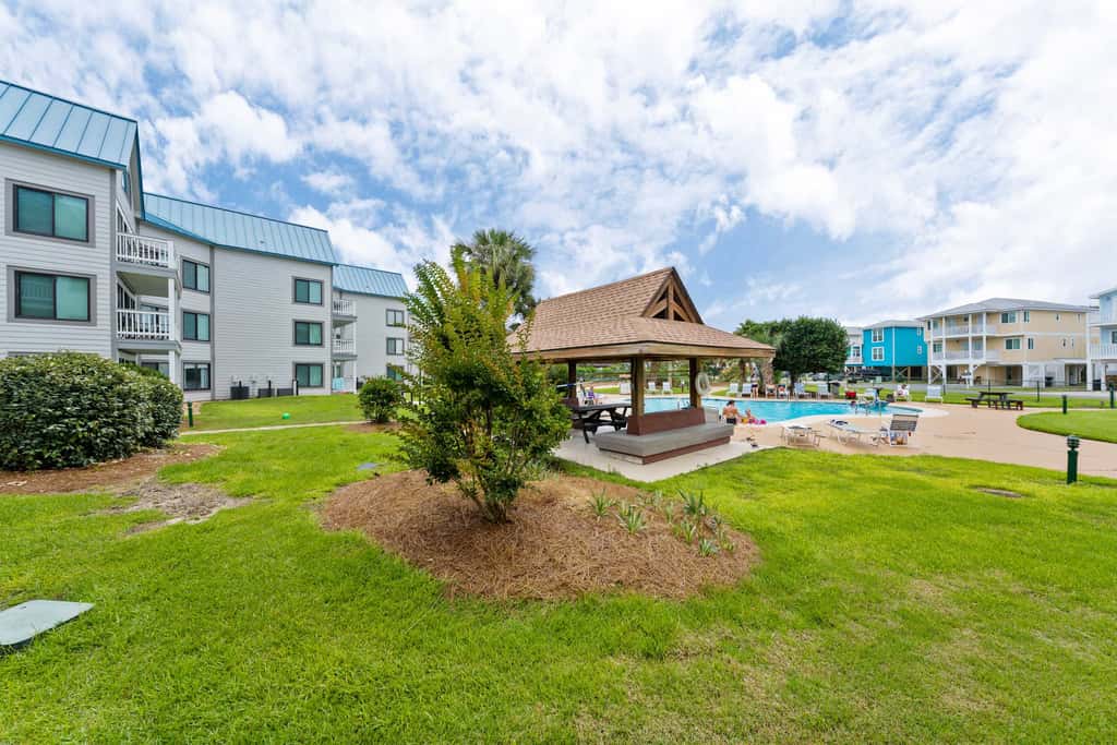 Modern studio with pools, sports courts, a gym & easy beach access