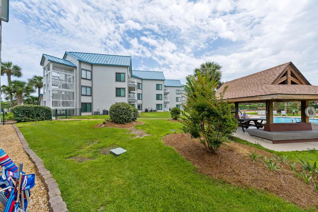 Modern studio with pools, sports courts, a gym & easy beach access