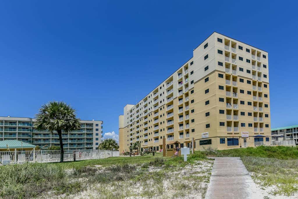 Condo with Gulf-facing balcony, shared pool, hot tub, gym